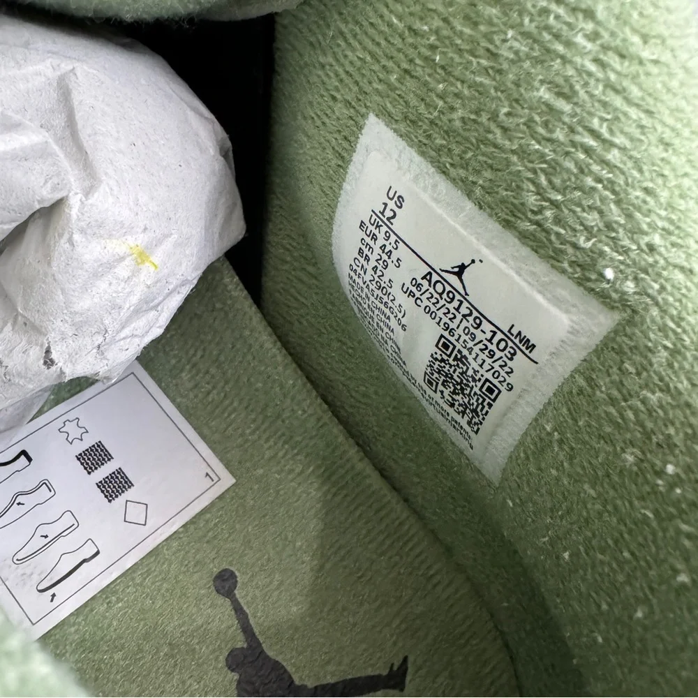 Jordan 4 Retro Seafoam (Women's) Size 12